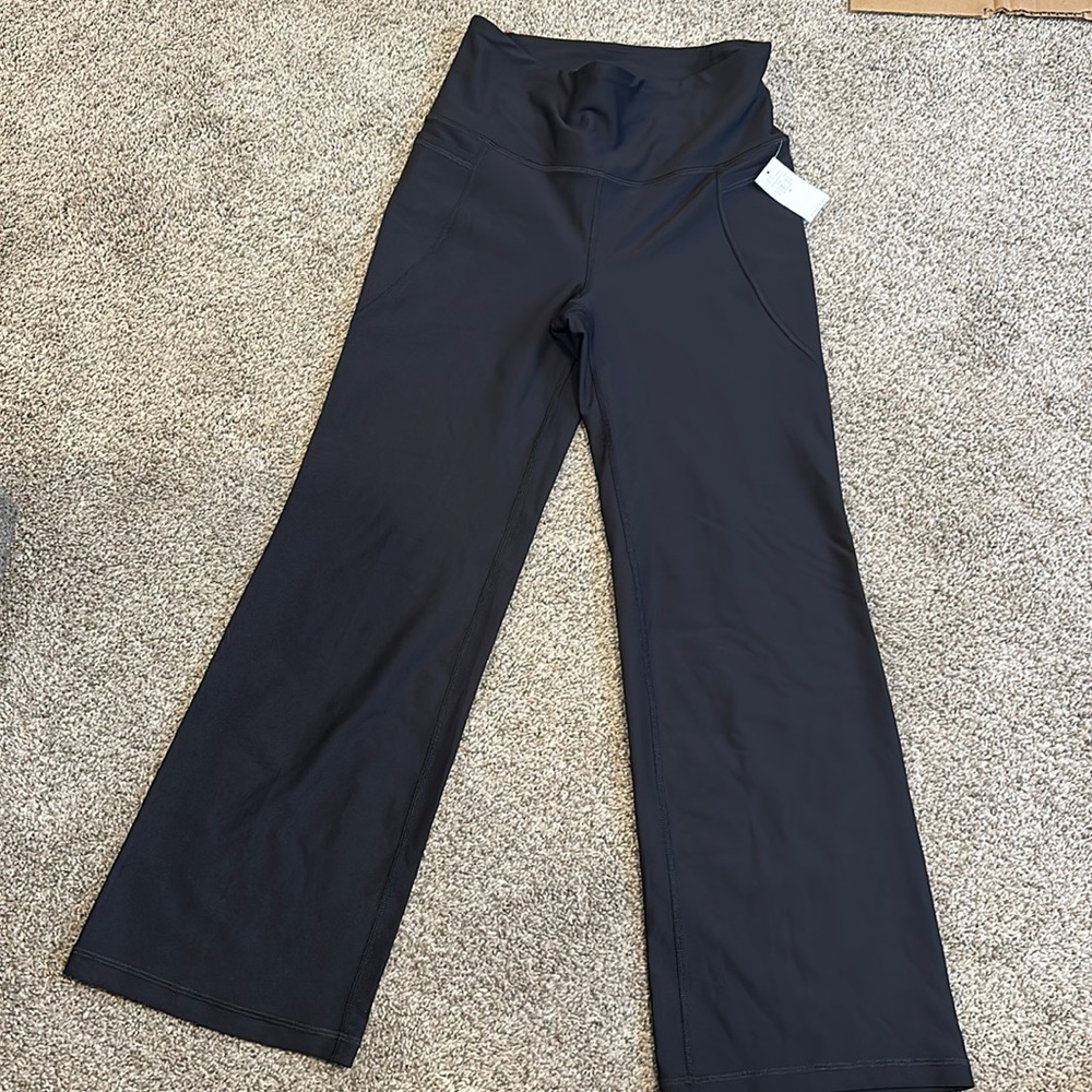 Old Navy Active Size M Powersoft Flare Capris